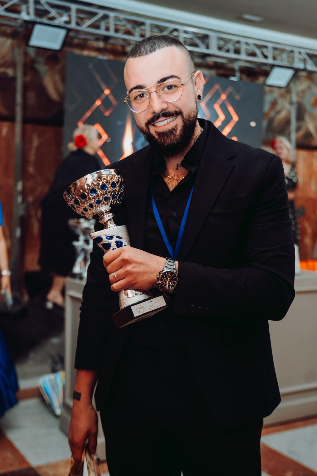 Fali Galán recogiendo premio TOP 3 micropigmentación España